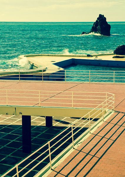 Openlucht zwembad Funchal, Madeira. van Hennnie Keeris