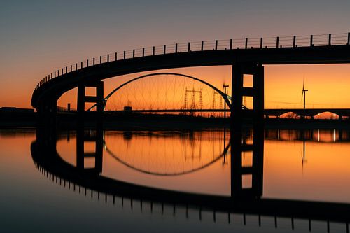 Spiegelung im Wasser einer Fußgängerbrücke von Bob Janssen