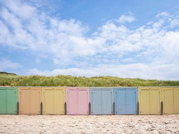 Strandhuisjes tegen de duinen in Domburg, Zeeland van Evelien Oerlemans