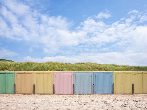 Strandhuisjes tegen de duinen in Domburg, Zeeland