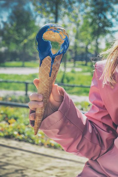 Ergreifende Fotomanipulation: Schmelzende Erde in Kinderhand als Symbol des Klimawandels von Elianne van Turennout