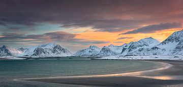 Gebirge am See auf den Lofoten von Andy Luberti