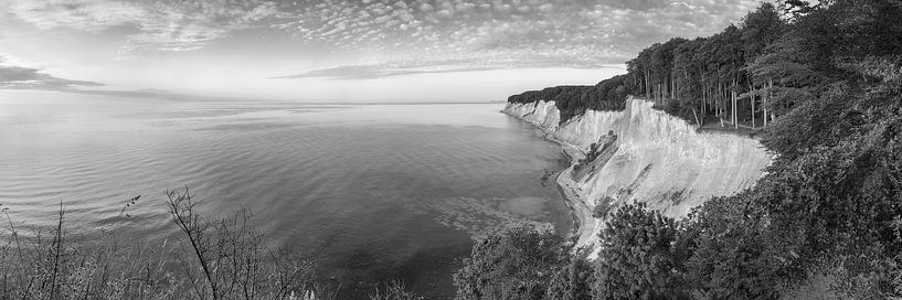 Chalk cliffs on the Baltic Sea on Rügen in black and white. by Manfred Voss, Black-White Photography