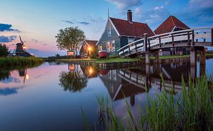 Blue hour Panorama from the cheese house  in Zaanse schans (The Netherlands) van Ardi Mulder