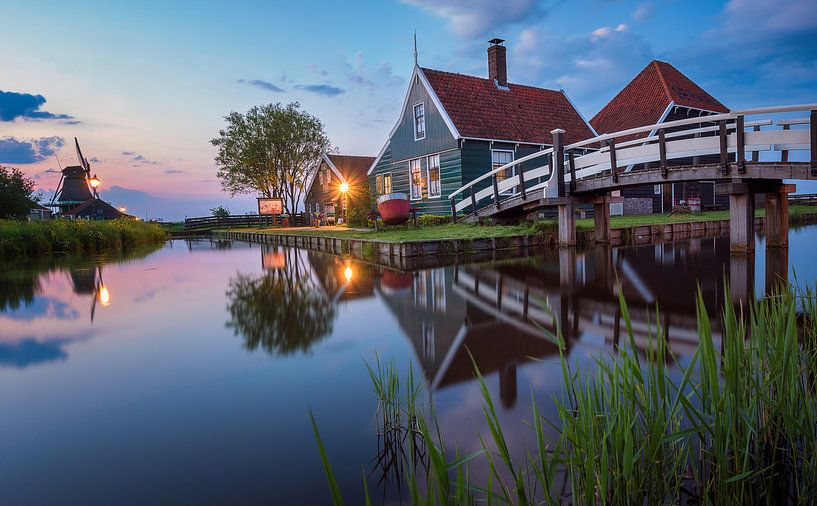 Blue hour Panorama from the cheese house  in Zaanse schans (The Netherlands) van Ardi Mulder