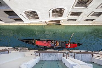 Gondelvaart op een klein kanaal in Venetië - van bovenaf gezien van t.ART