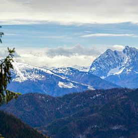 Panoramablick zu den schneebedeckten Alpen vom Hochgern Gipfel aus fotografiert, am Chiemsee in den Chiemgauer Bergen in Bayern von Thomas Heitz