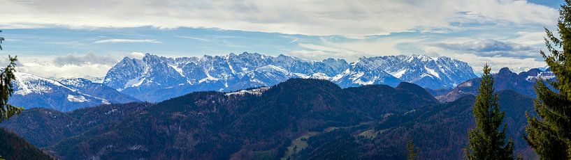Panoramisch uitzicht op de besneeuwde Alpen gefotografeerd vanaf de top Hochgern, aan de Chiemsee in de Chiemgau bergen in Beieren van Thomas Heitz