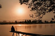 Une femme est assise sur un échafaudage au lever du soleil par ChrisWillemsen Aperçu