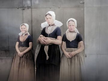 Three Zeeland girls in local costume (portrait from 1925) by Affect Fotografie