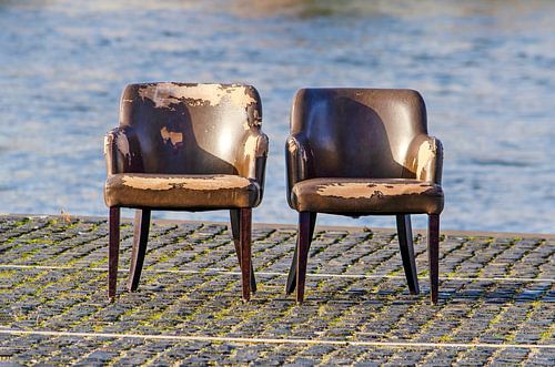 Twee stoelen op de kade
