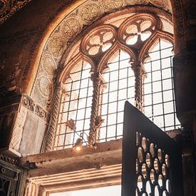 Gegenlicht durch ein gotisches Kirchenfenster von Wendy Verlaan