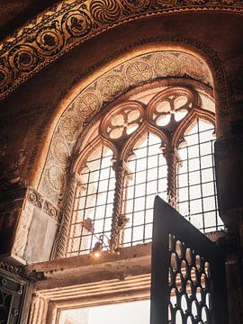 Gegenlicht durch ein gotisches Kirchenfenster von Wendy Verlaan