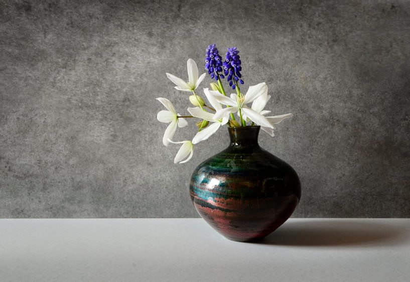 Stilleben mit Clematis und blauen Weintrauben von Corinne Welp