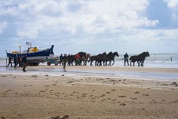 Paardenreddingboot op het strand van Marjan Noteboom