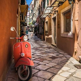Vespa scooter in Griekenland van Rick van Geel