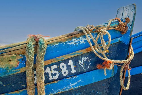 Houten vissersboot in Marokko van Patricia Hofmeester