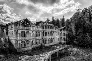 Grand Hotel - Lost Place - verlassener Ort - schwarz / weiß von Carina Buchspies