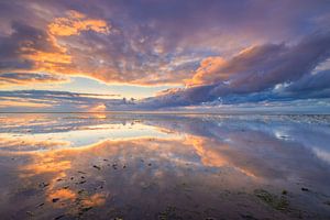 Avondrood boven de Waddenzee met een prachtige reflectie op het wad van de wolkenlucht