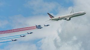 Eine Boeing 777 der Air France eröffnet zusammen mit der Patrouille de France die Flugshow von La Fe