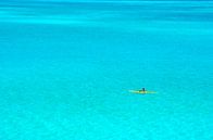 Man in een gele outrigger kano in de blauwe lagune van Bora Bora van iPics Photography thumbnail