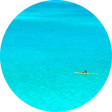 Man in een gele outrigger kano in de blauwe lagune van Bora Bora van iPics Photography