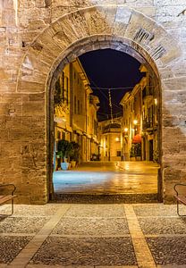 Vue de la porte d'un ancien mur de fortification dans la vieille ville d'Alcudia sur l'île de Majorq
