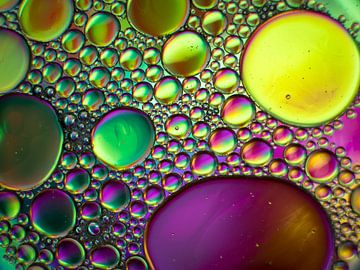 Abstrakte Fotografie - Öl auf Wasser in Rosa, Grün, Gelb