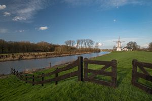 Molen De Vlinder langs rivier de Linge in het lentezonnetje van Moetwil en van Dijk - Fotografie