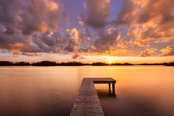 Le soleil se couche sur le lac Paterswoldsemeer sur Bas Meelker
