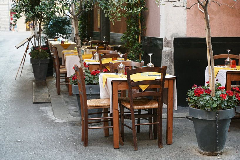 Tischdecken auf der Straße aus einem rustikalen Restaurant in der Altstadt der Hauptstadt La Spezia, von Maren Winter