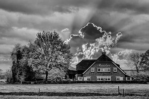 Black/White,Clouds, Farm, Woudenberg, The Netherlands van Maarten Kost