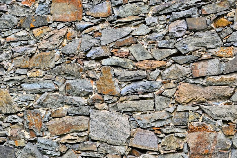 historische mittelalterliche Stadtmauer aus Naturstein in Magdeburg von Heiko Kueverling