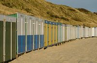 Strandhuisjes in scala aan kleuren op het strand van Tonko Oosterink thumbnail