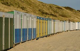 Strandhuisjes in scala aan kleuren op het strand von Tonko Oosterink