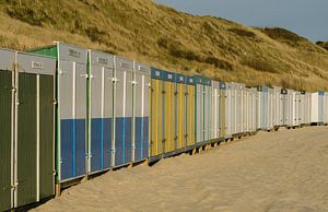 Strandhuisjes in scala aan kleuren op het strand