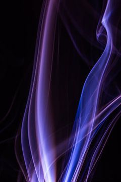 Blauw en paarse wierook op een zwarte achtergrond van Robert Wiggers