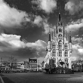 Rathaus Gouda auf dem Marktplatz in Schwarz-Weiß von Remco-Daniël Gielen Photography