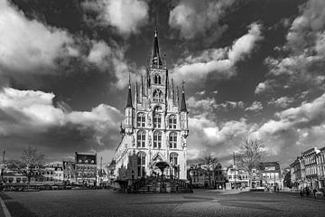 Rathaus Gouda auf dem Marktplatz in Schwarz-Weiß von Remco-Daniël Gielen Photography