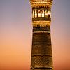 Verlichte minaret tijdens zonsondergang | reisfotografie print | Bukhara, Oezbekistan van Kimberley Jekel