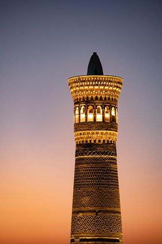 Verlichte minaret tijdens zonsondergang | reisfotografie print | Bukhara, Oezbekistan