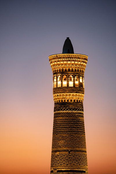 Minaret illuminé au coucher du soleil | travel photography print par Kimberley Jekel