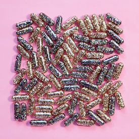 Vitamin G - Glitter-Pillen - rosa Hintergrund von Nikki Segers