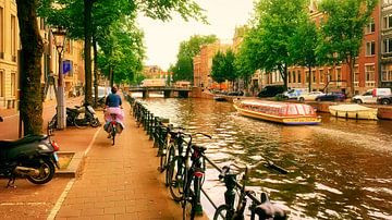 Kanalboot Amsterdam und Radfahrer