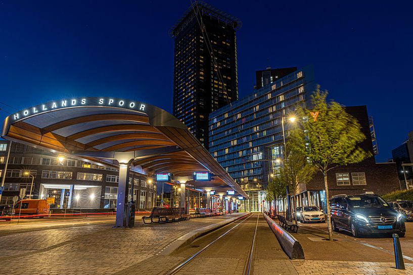 Die Straßenbahn Hollands Spoor hält in Den Haag zur blauen Stunde. von Claudio Duarte