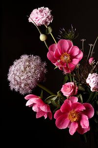 Blumenstrauß mit Pfingstrosen von Astrid Sterk