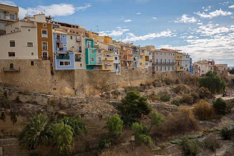 Huizen in dal van dorp Joiosa in Alicante, Spanje van Joost Adriaanse