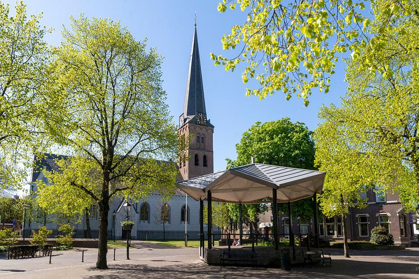 Zonnige Brink met Pauluskerk in Baarn van Studio Bosgra