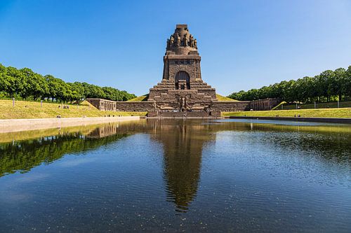 Gezicht op het Monument van de Volkerenslag in de stad Leipzig