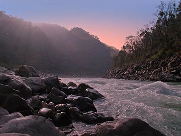 De rivier de Ganges met zonsondergang in India van Eye on You